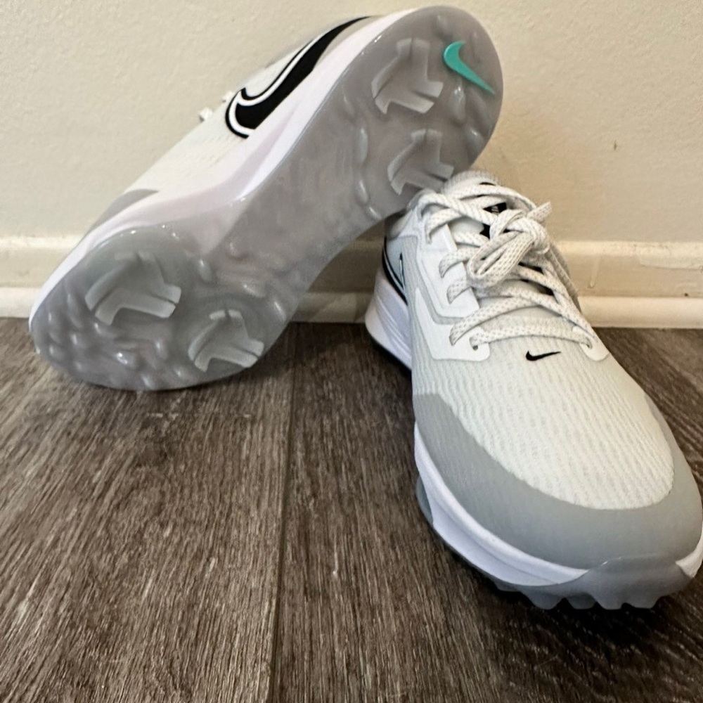 Golf shoe